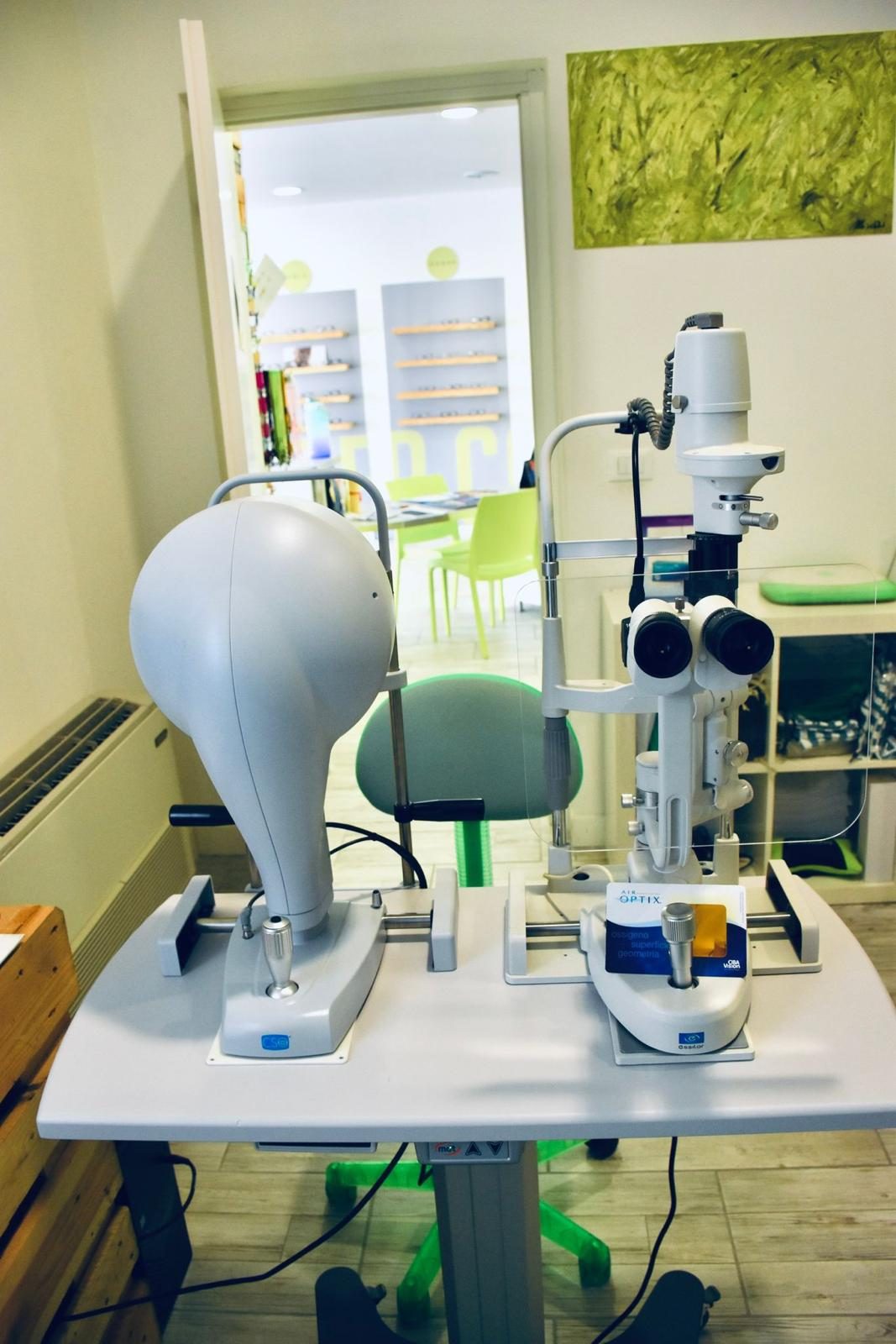 Strumenti specialistici per l'applicazione di lenti sclerali