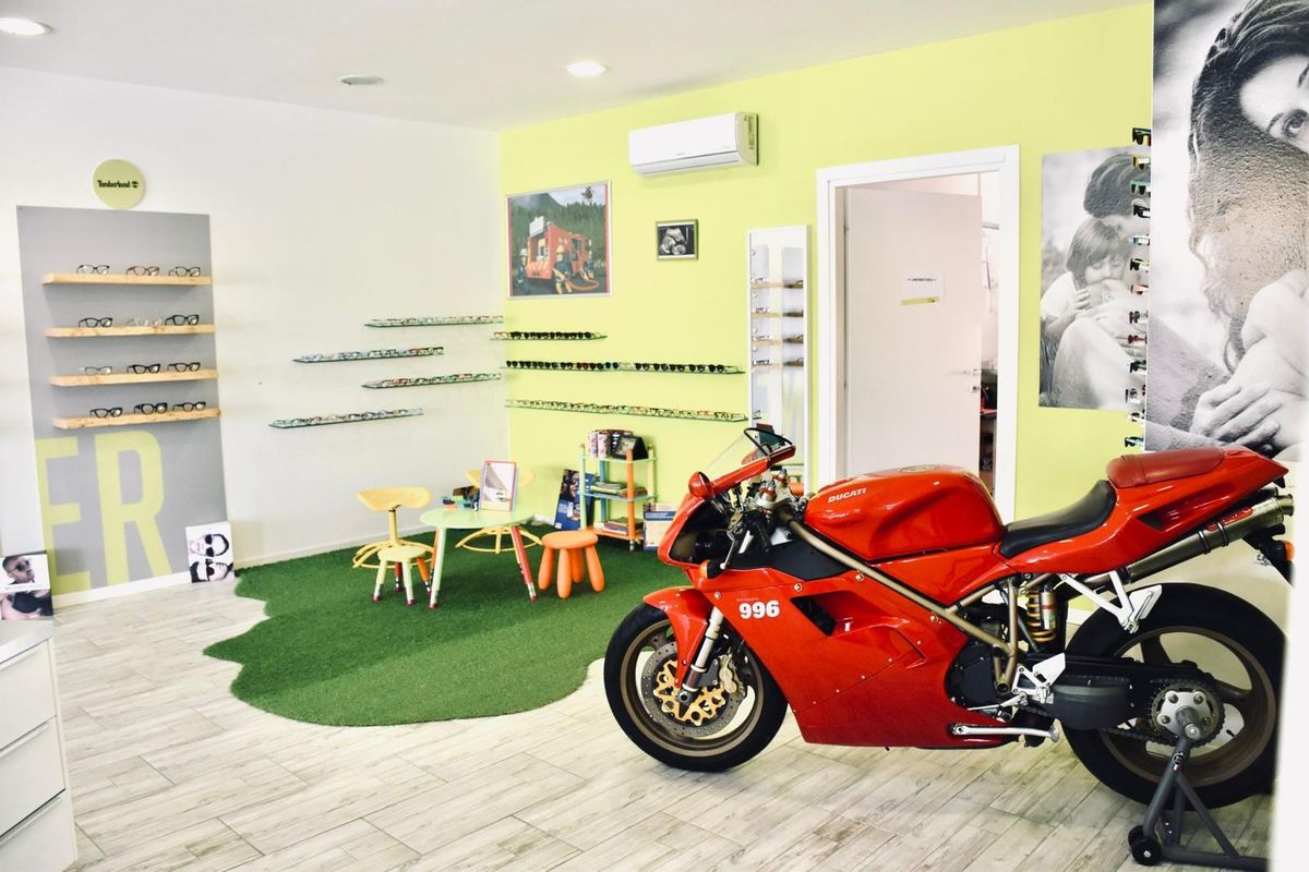 Angolo bambini con moto esposta