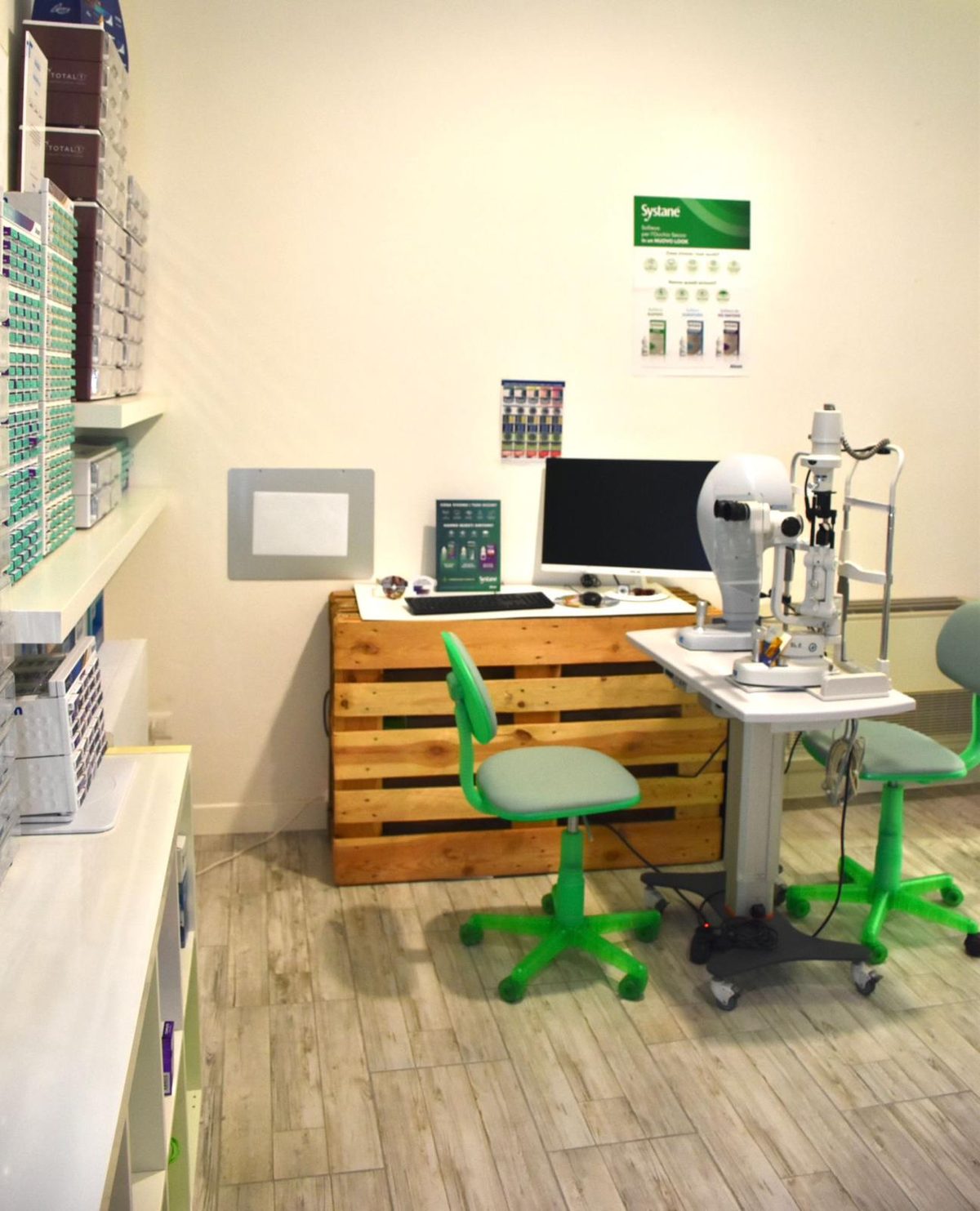 Postazione di refrazione con strumentazione diagnostica computerizzata